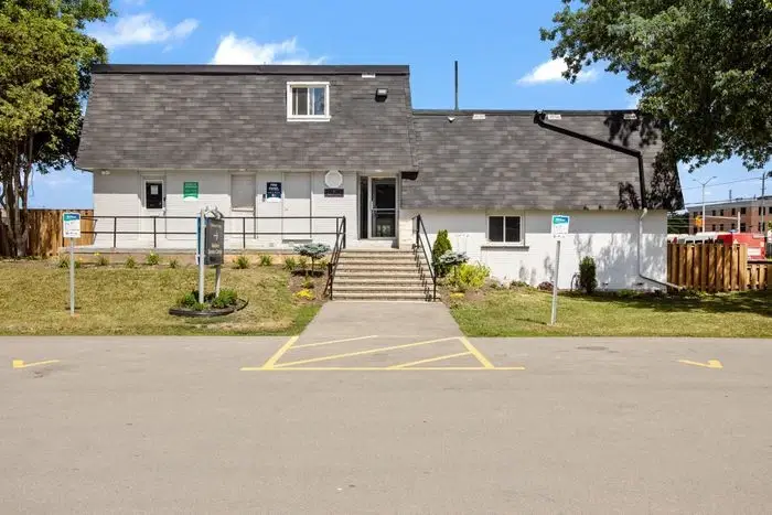 Woodroffe Place, Ottawa – Exterior
