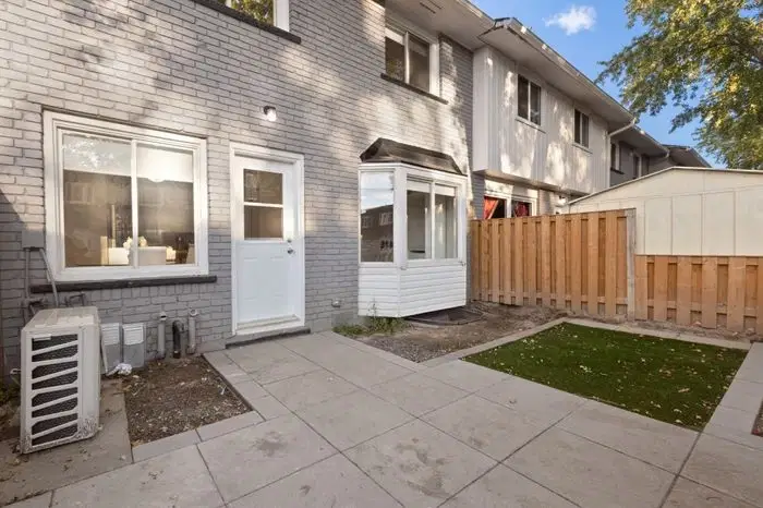 Woodroffe Place, Ottawa – Exterior