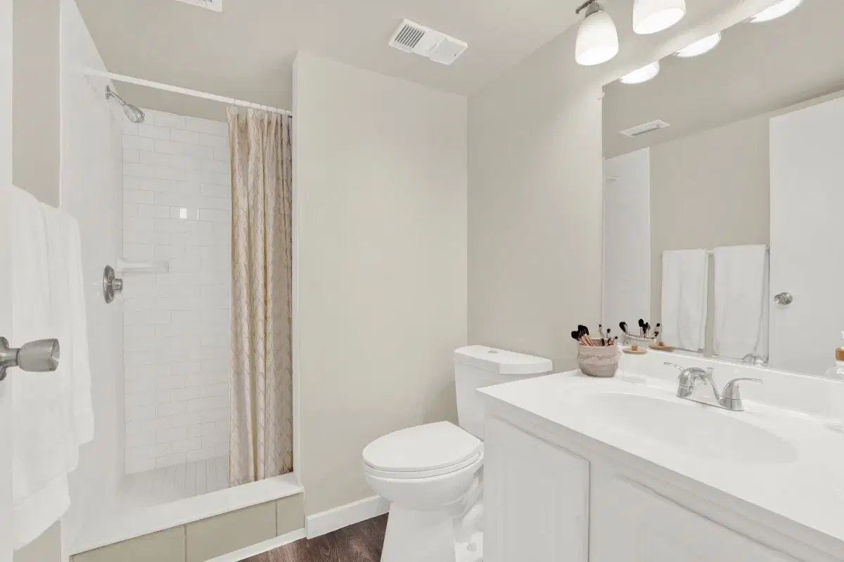 On50, Tampa – Bathroom