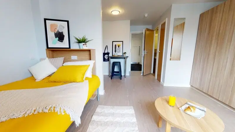 iQ Sterling Court, London – Gold Studio Deluxe