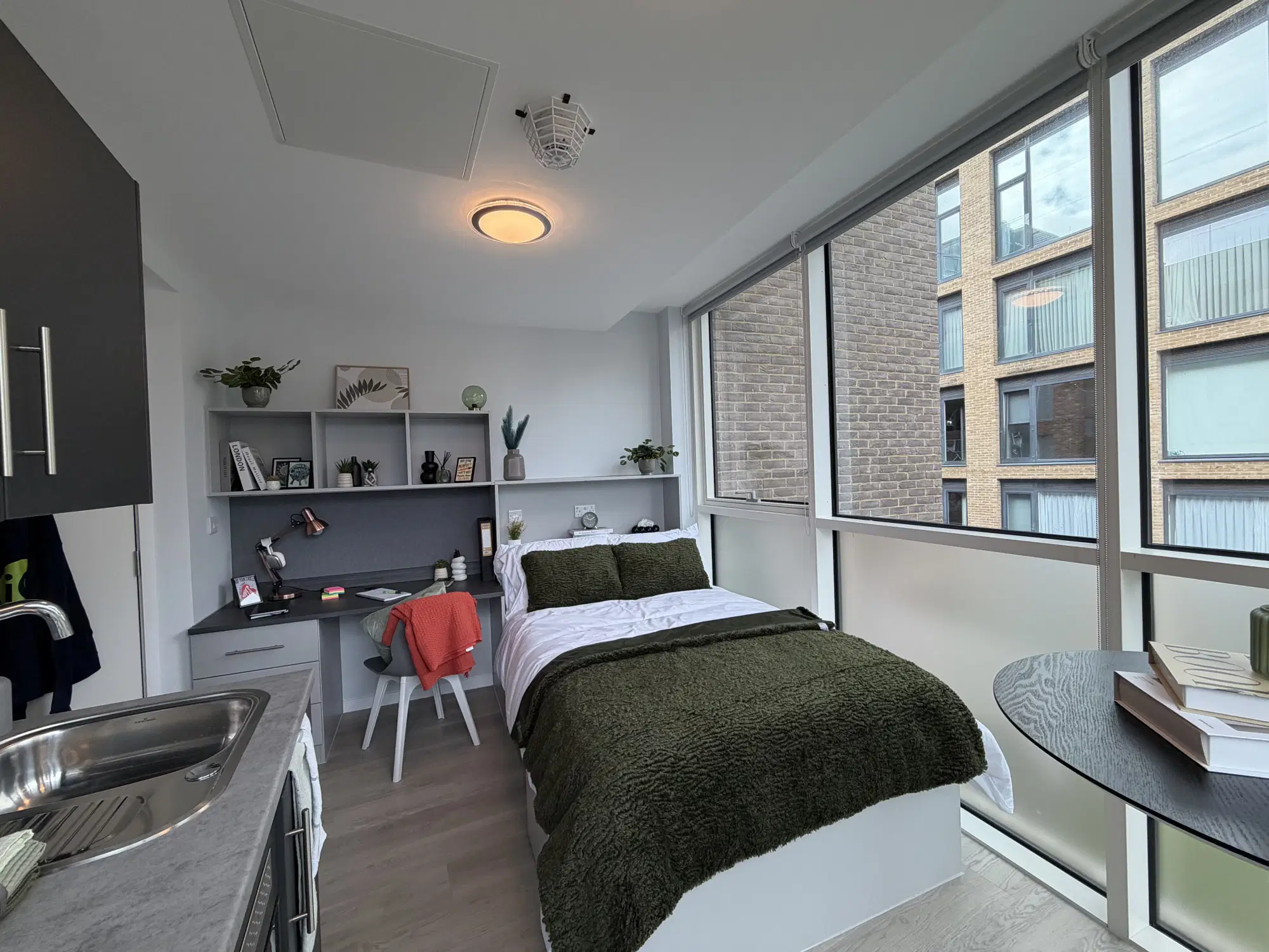 iQ City, London – Bronze Mini Studio