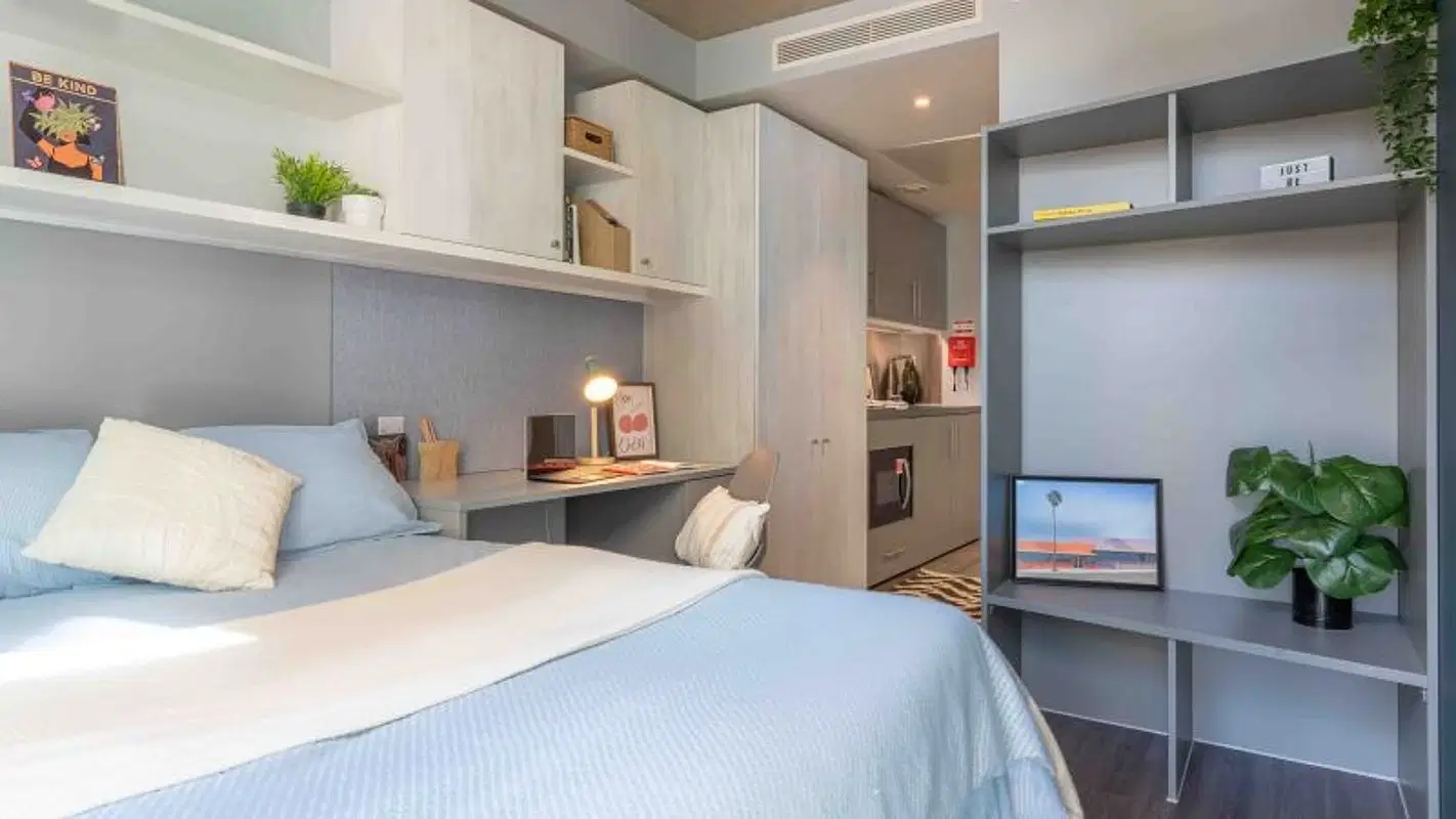 iQ Aldgate, London – Bronze Studio Premium