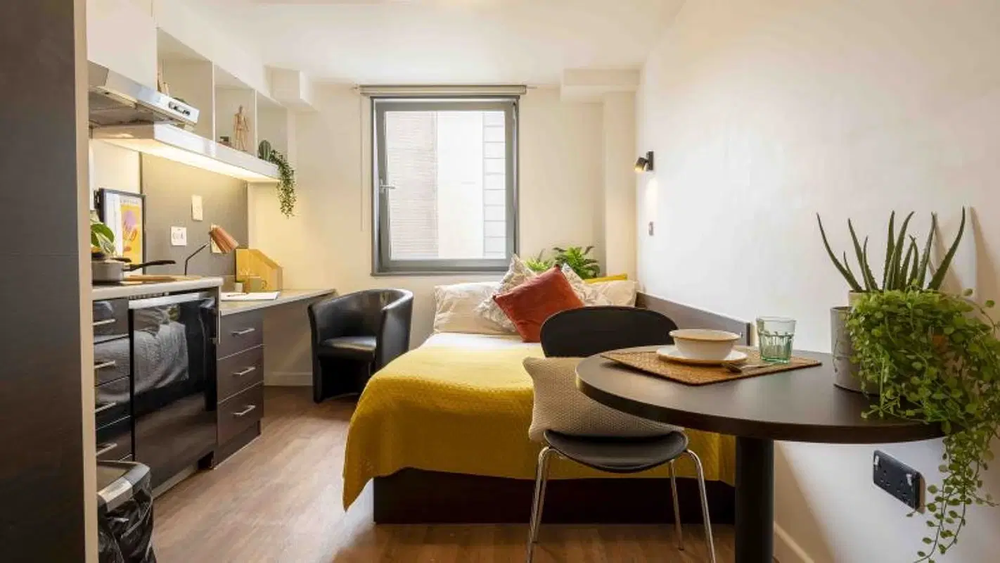 iQ Astor House, Plymouth – Silver Studio