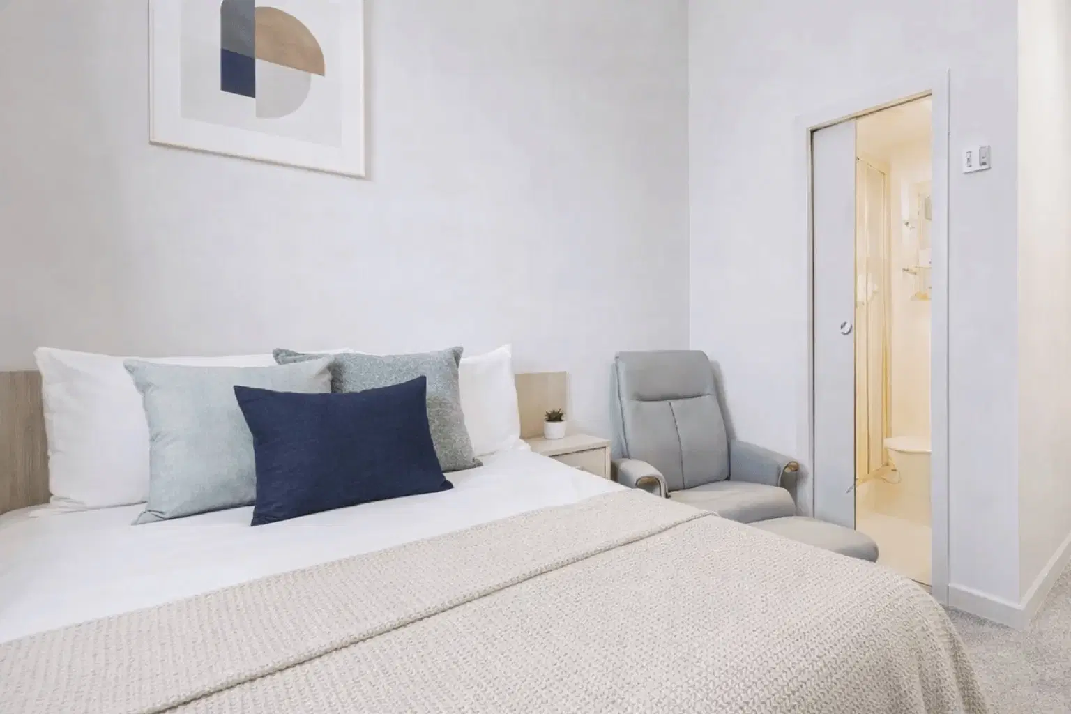 Pillar Box, Coventry – Classic Ensuite