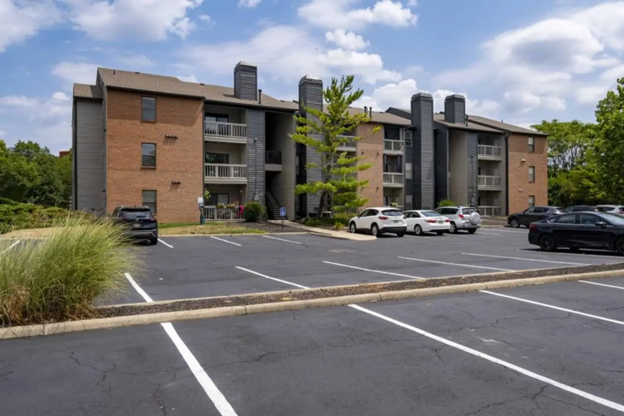 Grandview Apartments, Columbus – Exterior