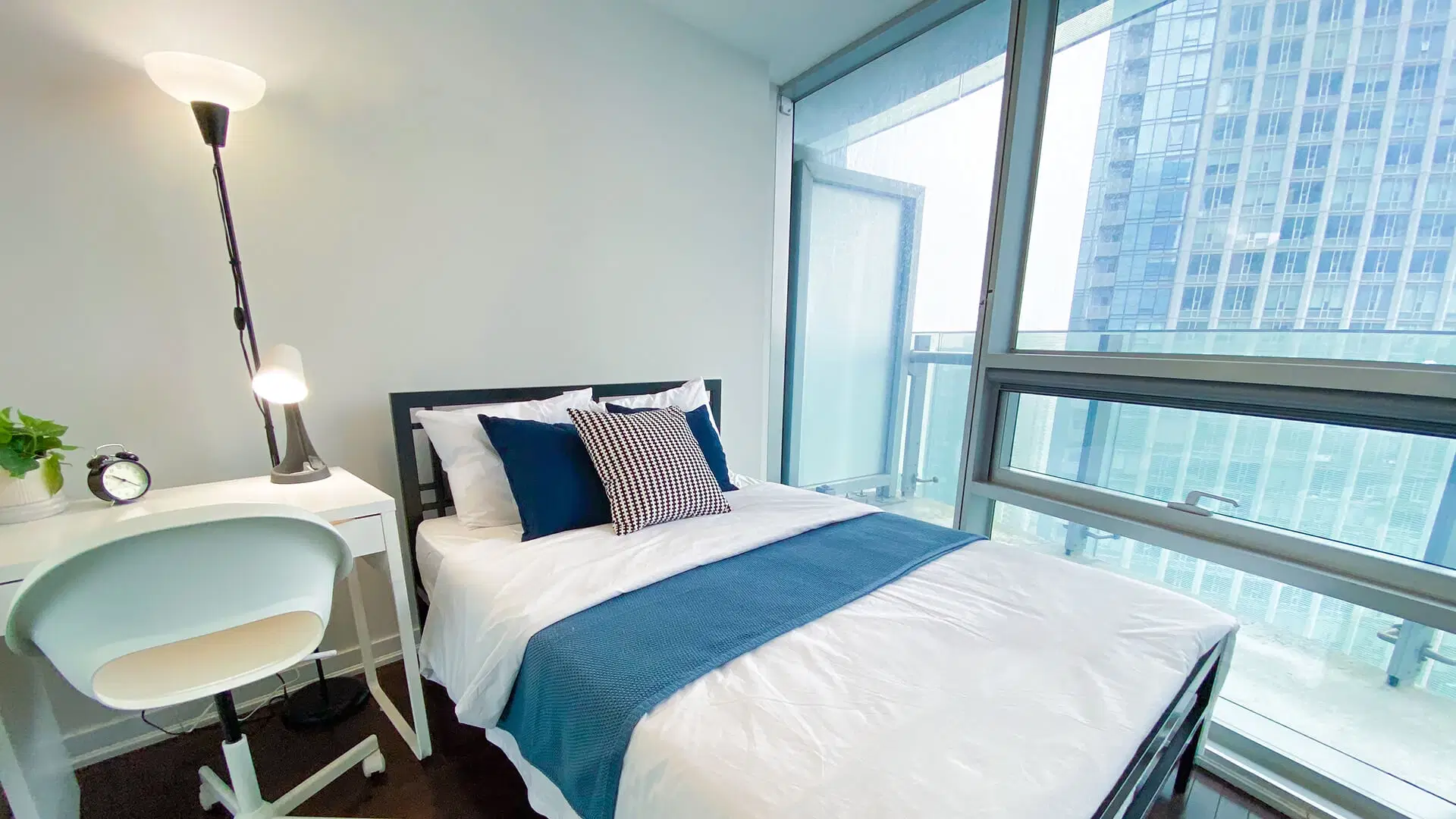 Liwinco Waterfront, Toronto – Deluxe Room | ON M5J 0B1 | 1864