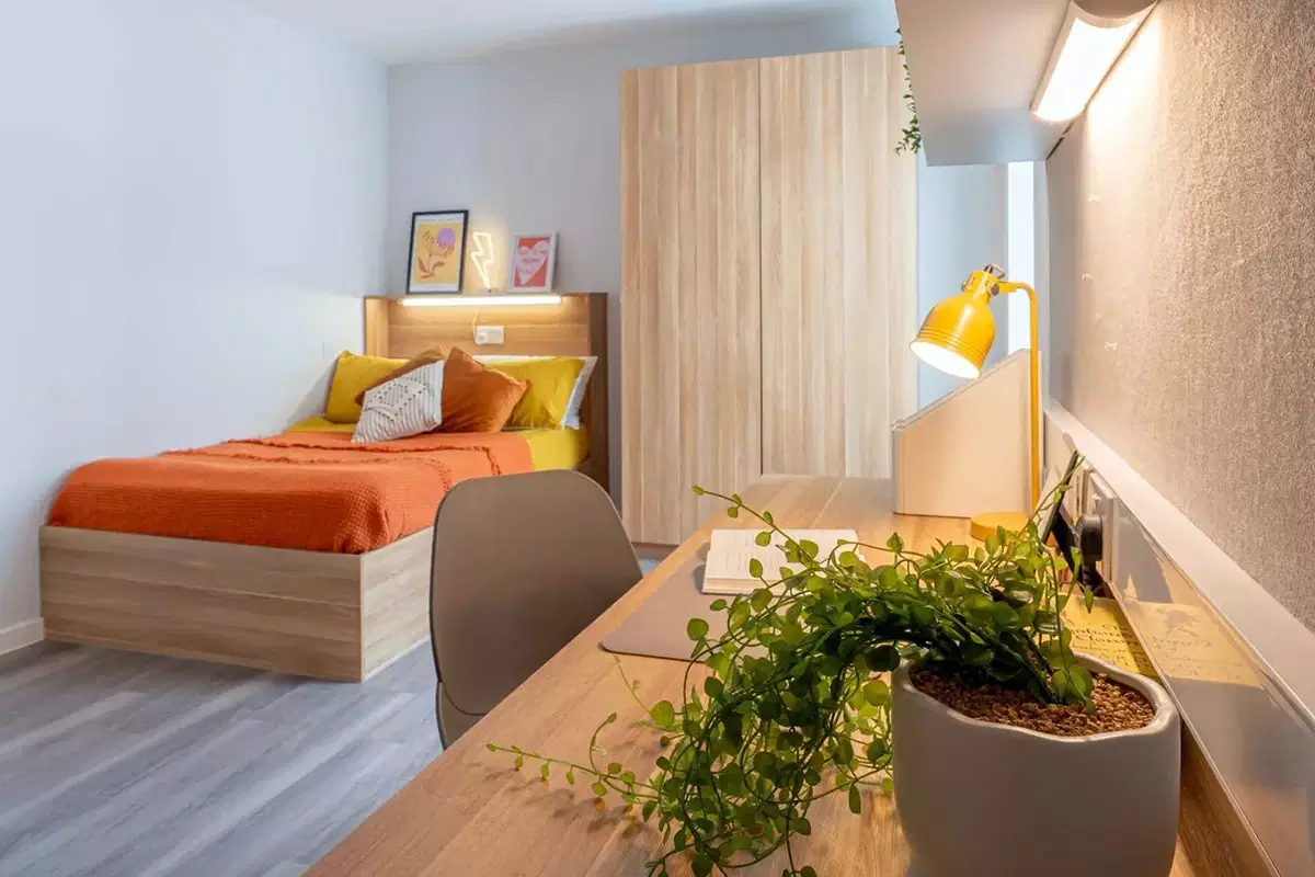 GoBritanya Sterling Court, London – Silver Studio Premium