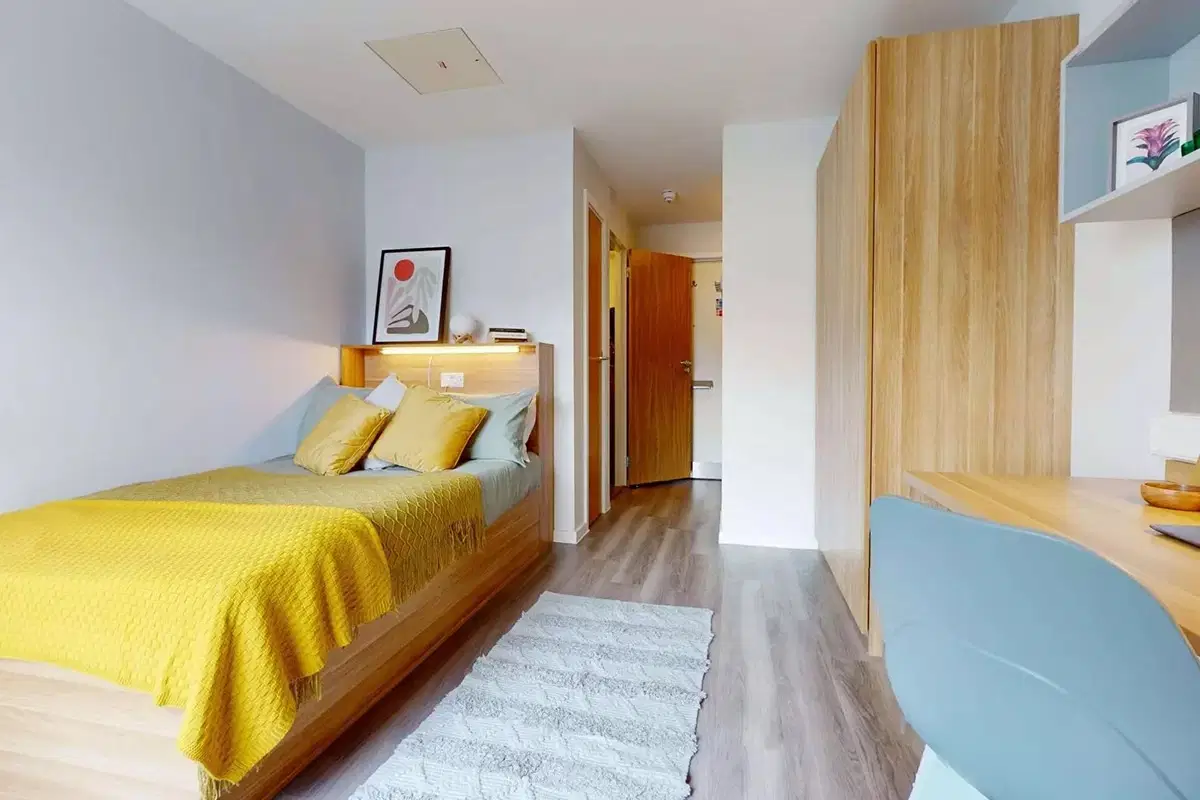 GoBritanya Sterling Court, London – Bronze Studio Premium