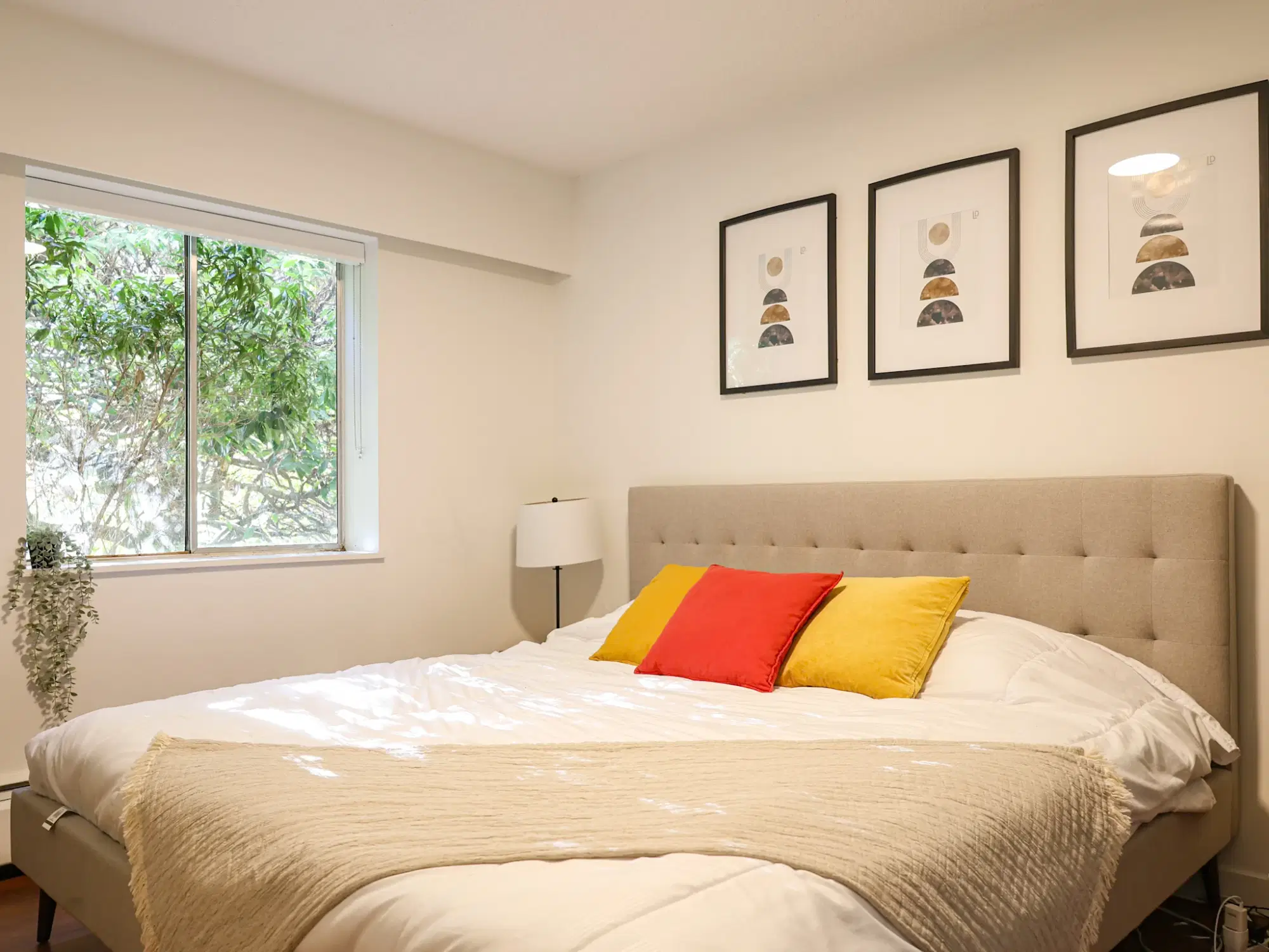95 E 14th Ave, Vancouver – Catania Room (3 Bed 1 Bath)