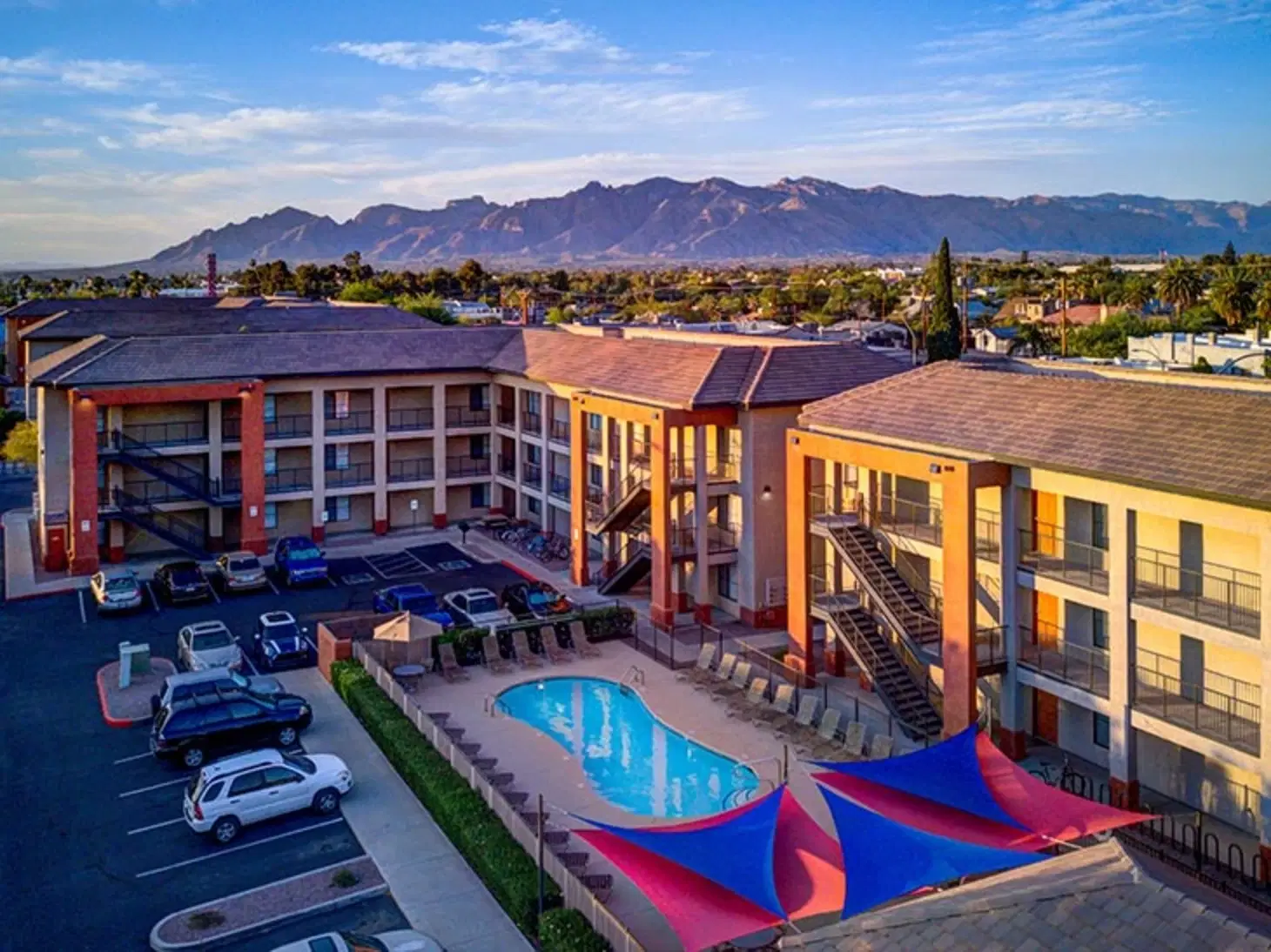 Entrada Real, Tucson – Exterior