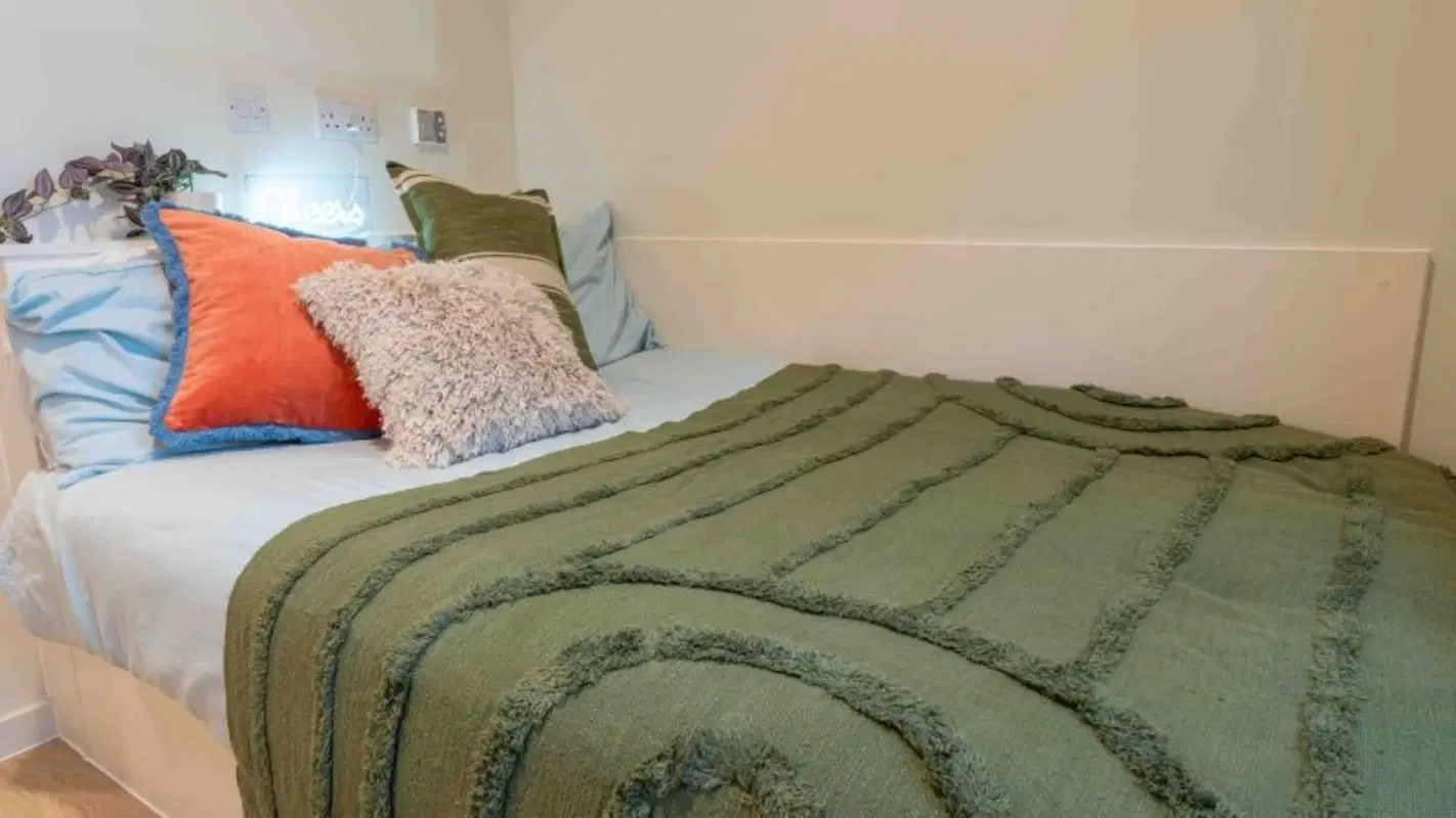 iQ Longwood Place, Warwick – Silver En Suite Premium