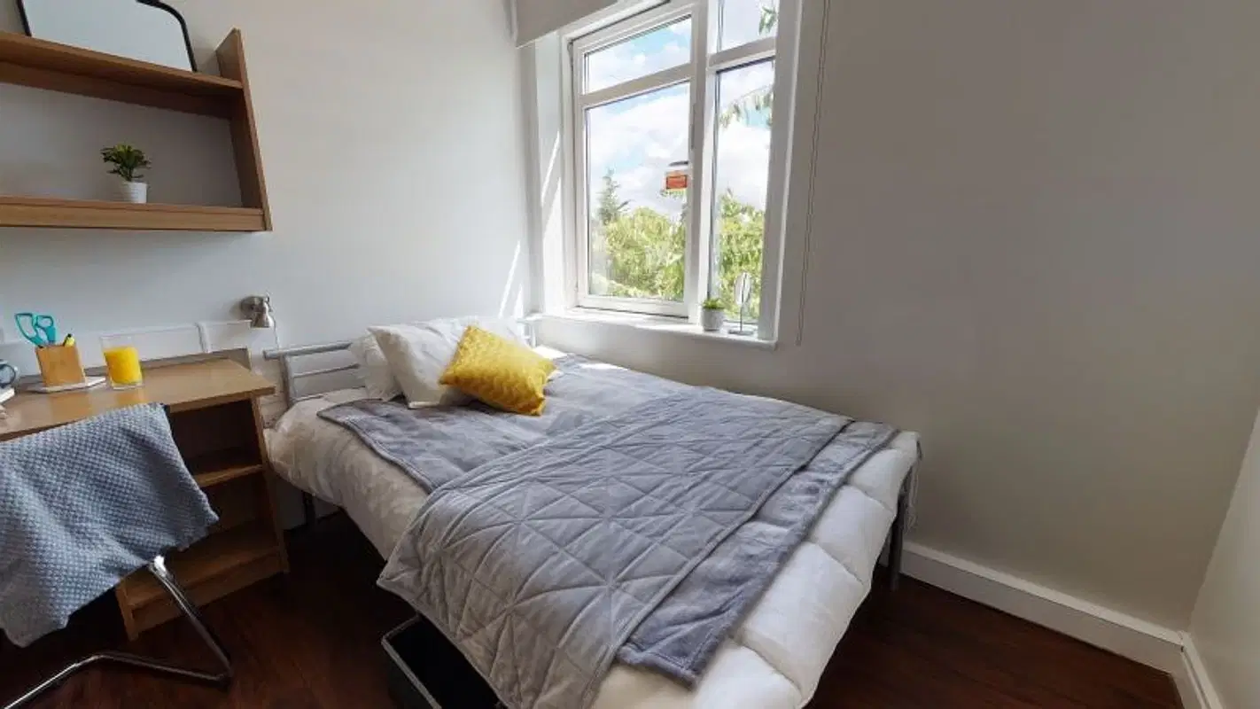 iQ Tufnell House, London – Silver En Suite