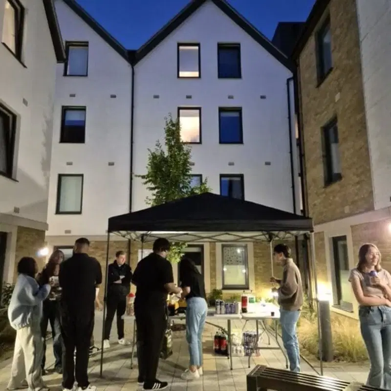 Bedford, Canterbury – Exterior