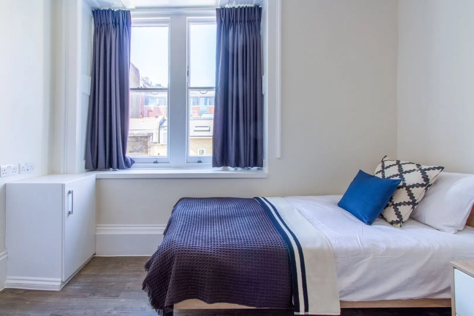 Janet Poole House, London – Silver Ensuite Room