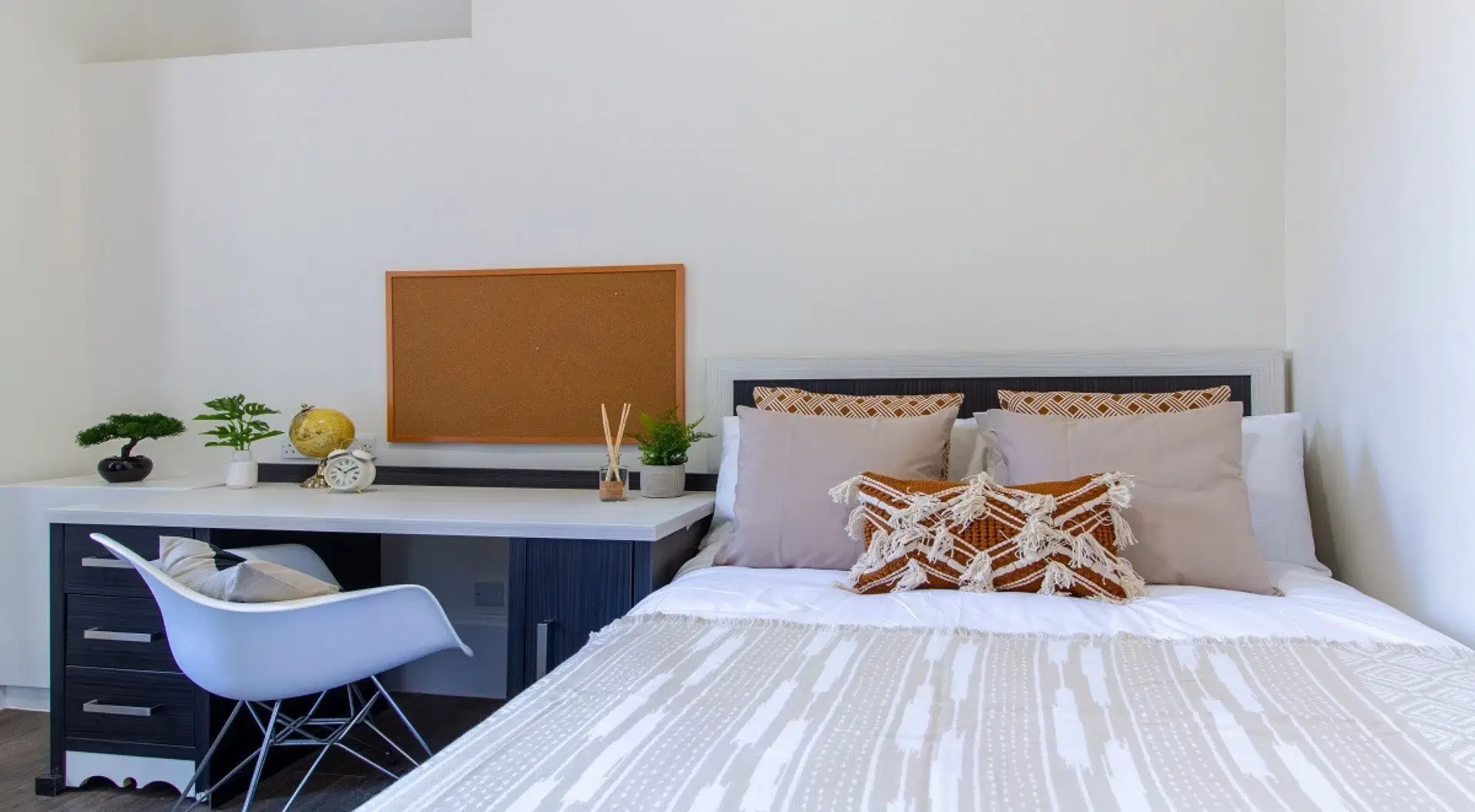 Janet Poole House, London – Gold Ensuite Room