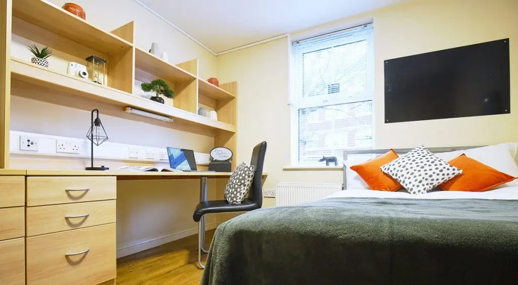 Oxney House & Gardens, Manchester – Gold Ensuite
