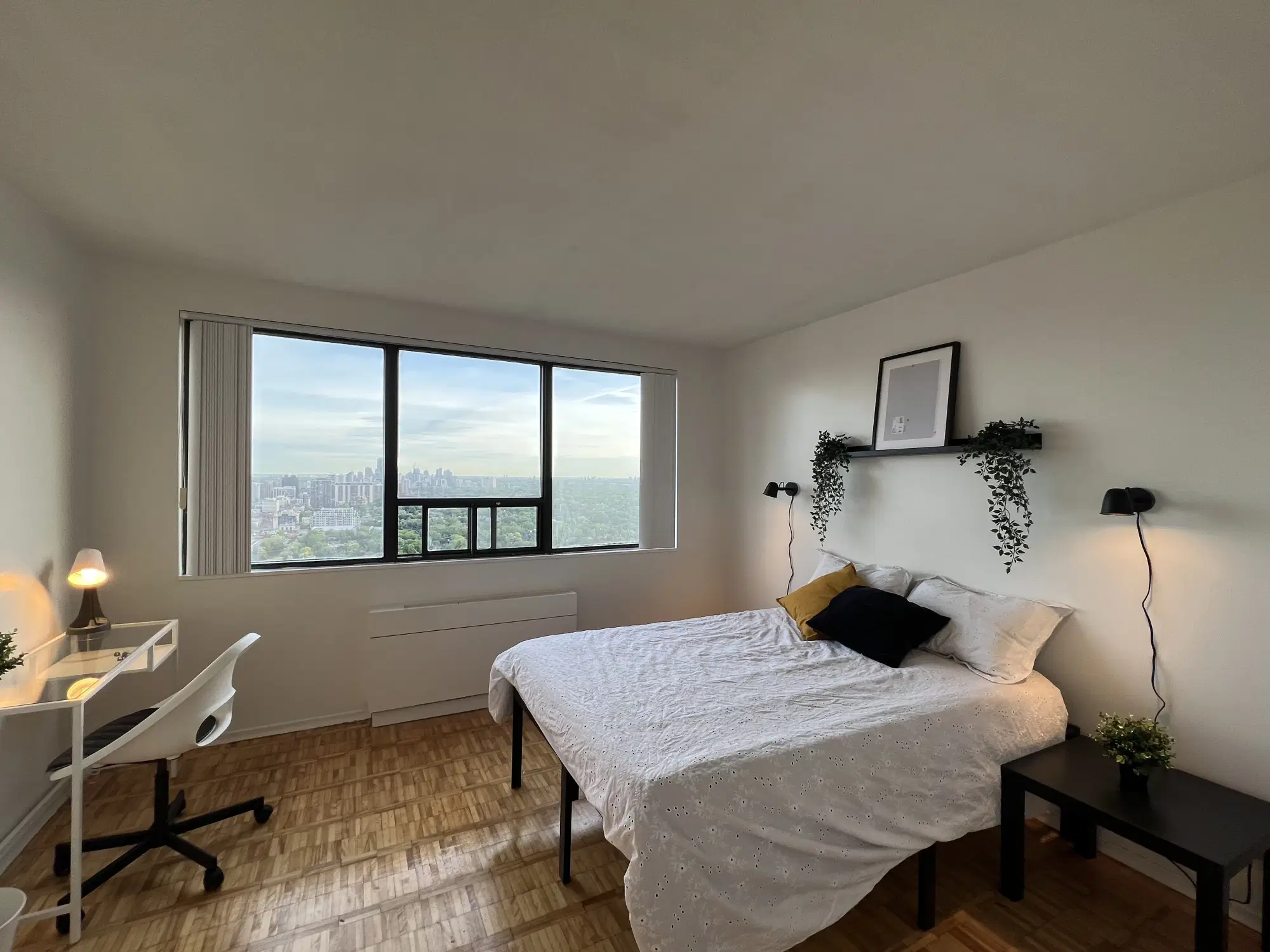 88 Bloor St E, Toronto – Dubai Master Room (3 Bed 2 Bath)