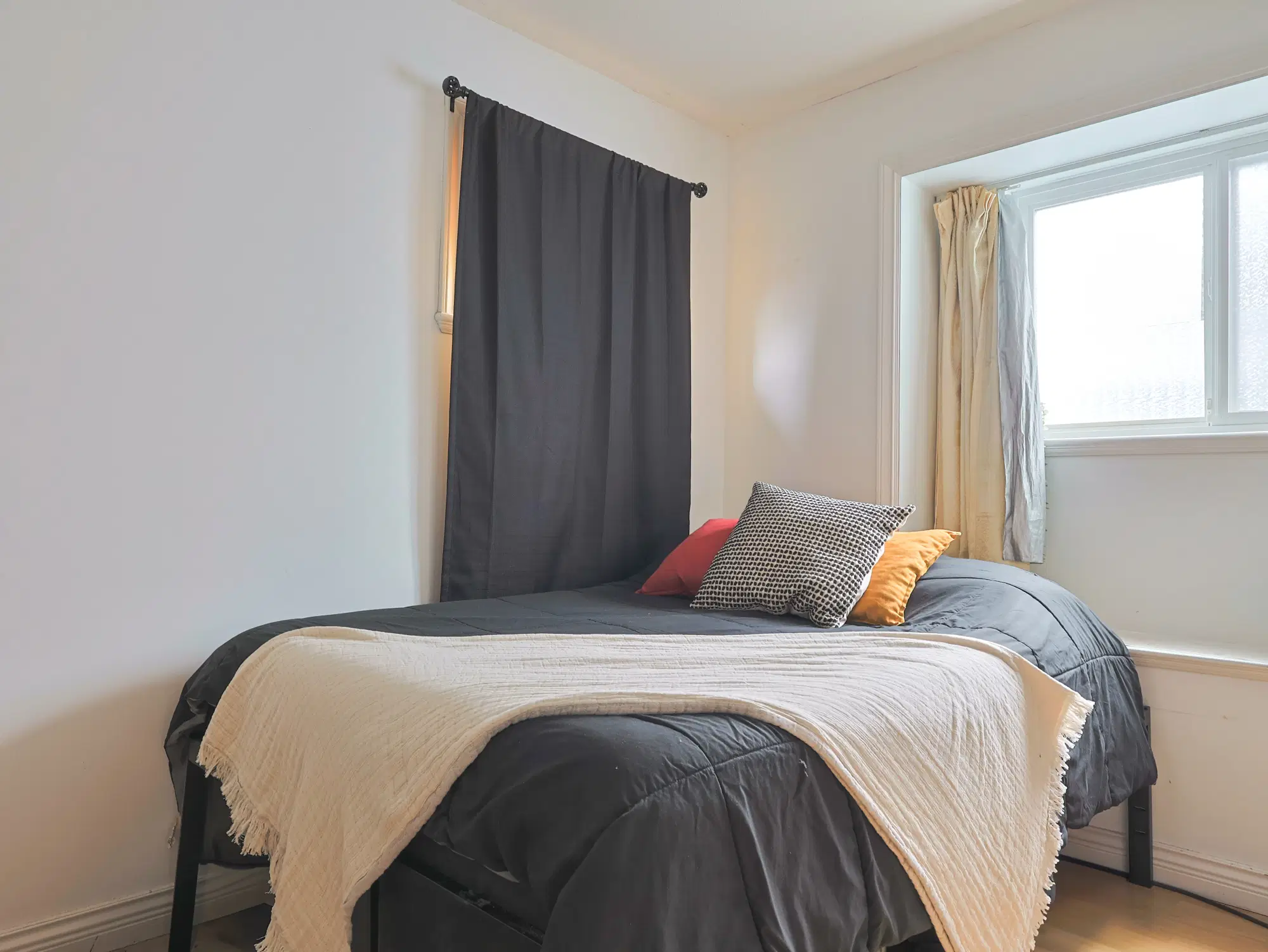 5859 Sussex Ave, Burnaby – Victoria Room (1 Bed 1 Bath)