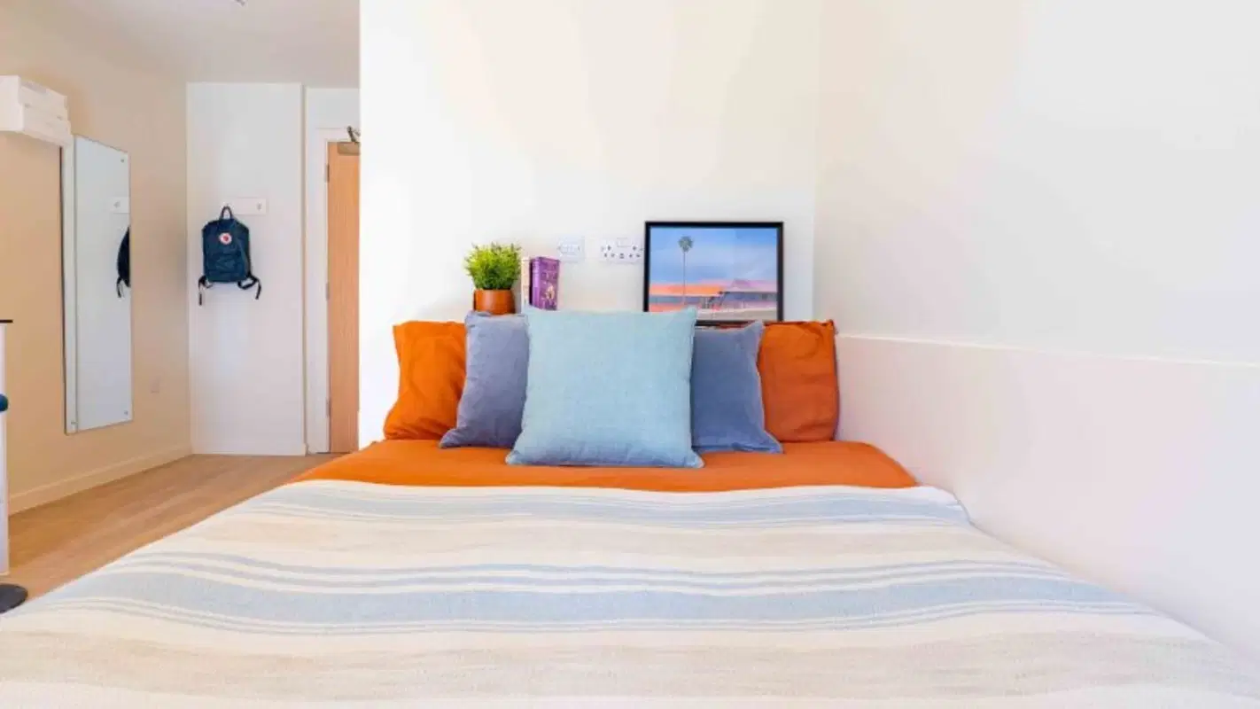 iQ Longwood Place, Warwick – Platinum Studio Plus Delx