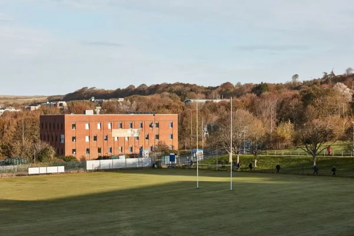 Alumno Falmer, Brighton – Exterior