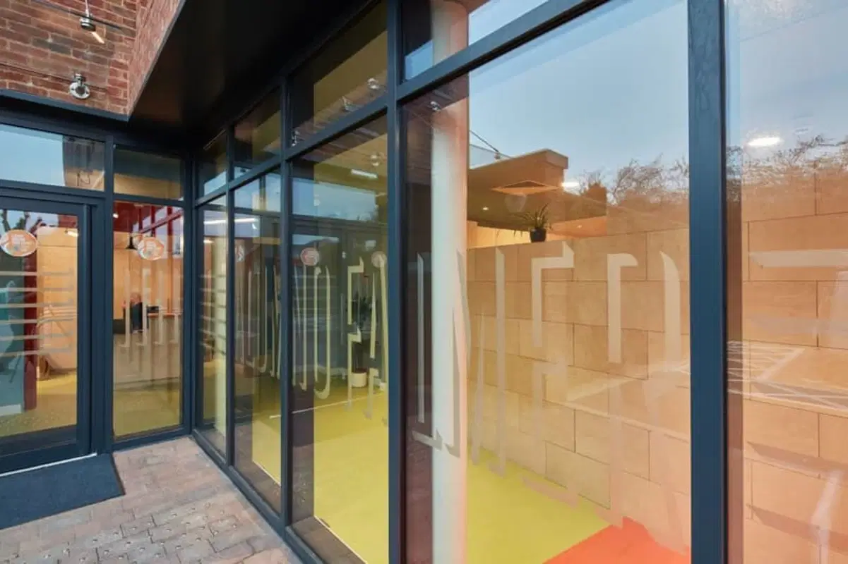 Alumno Falmer, Brighton – Exterior