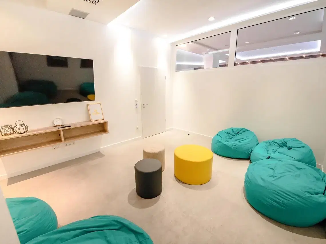 Yugo Leonis, Munster – Amenities