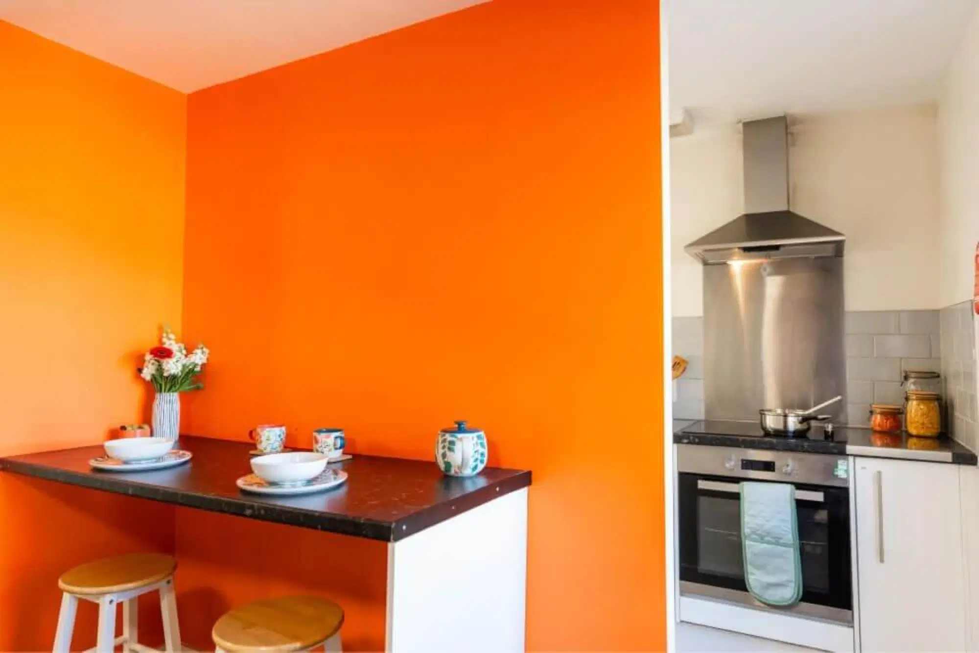 Coopers Court, London – Amenities