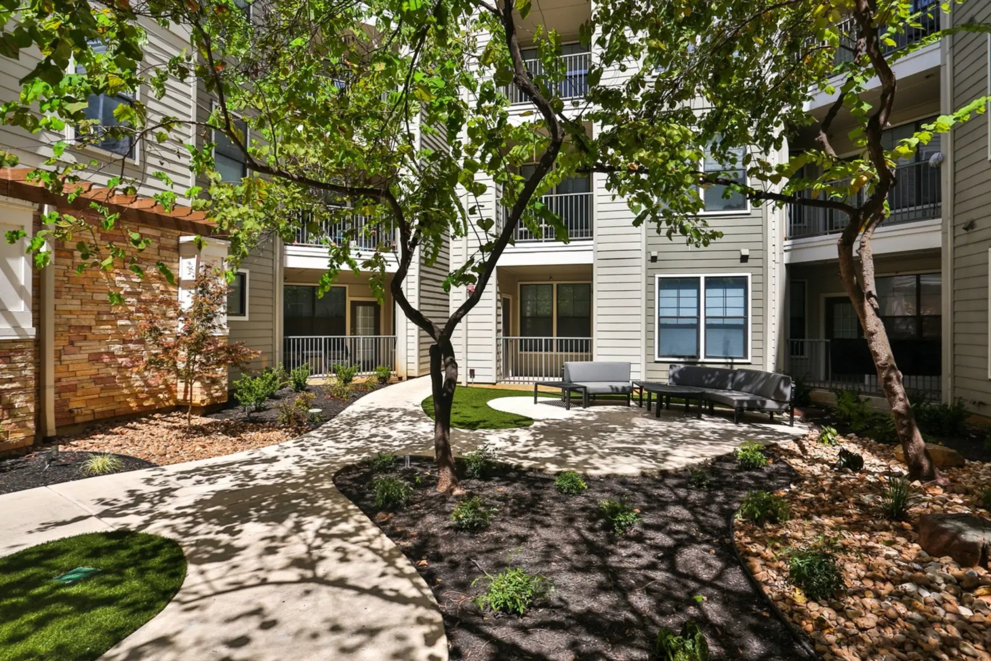 Maverick Place, Arlington – Exterior