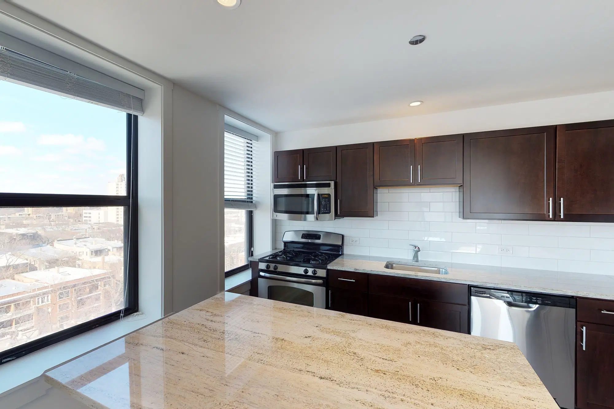 Shoreland, Chicago – 2 Bed 2 Bath