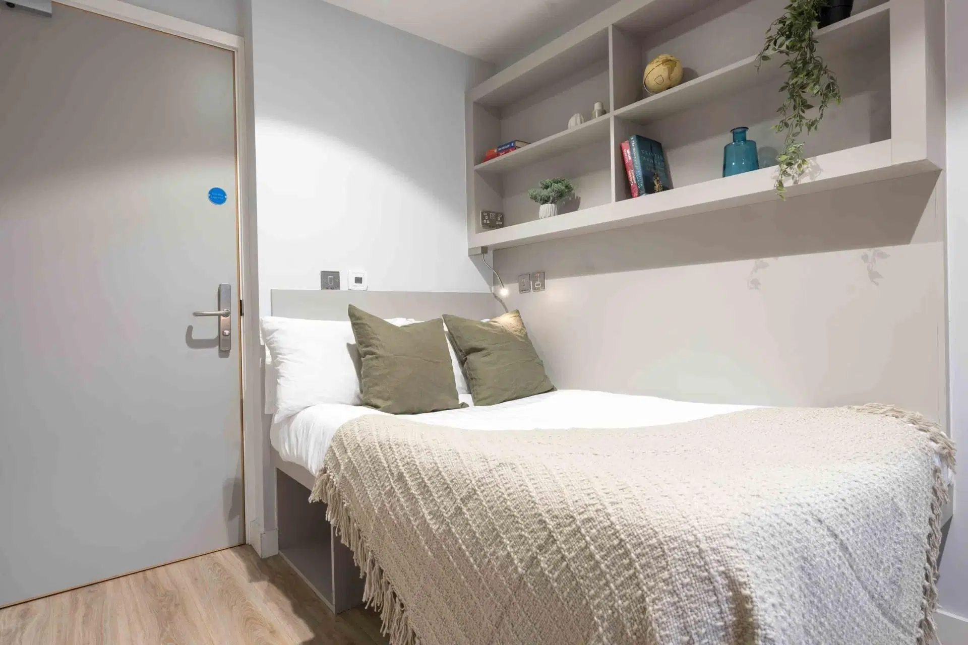 Galway Central, Galway – Bronze En Suite Single Bed