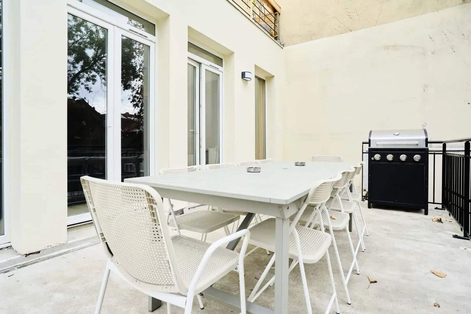 Rue d'Estienne d'Orves, Paris – Amenities