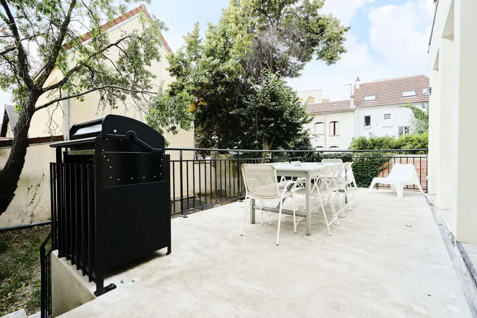 Rue d'Estienne d'Orves, Paris – Amenities
