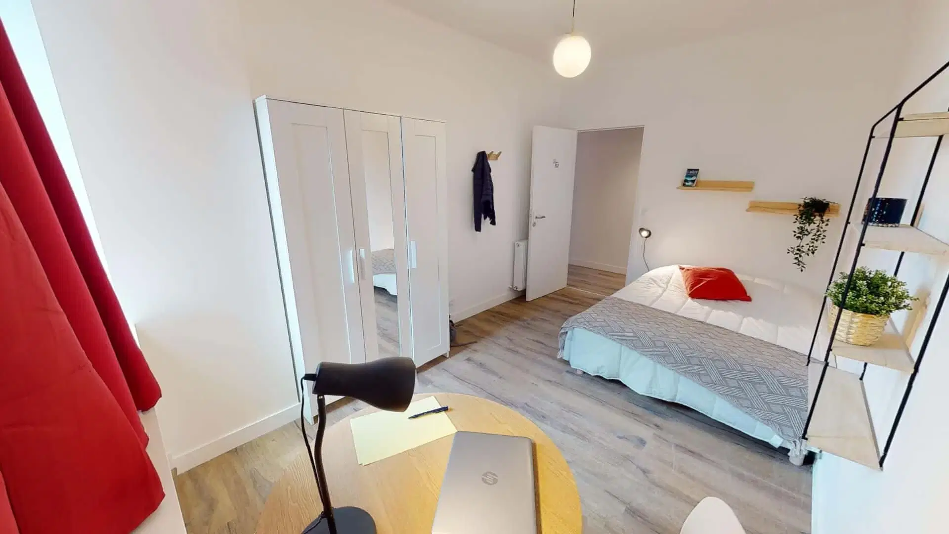 Avenue Sainte-Anne, Paris – Room 3