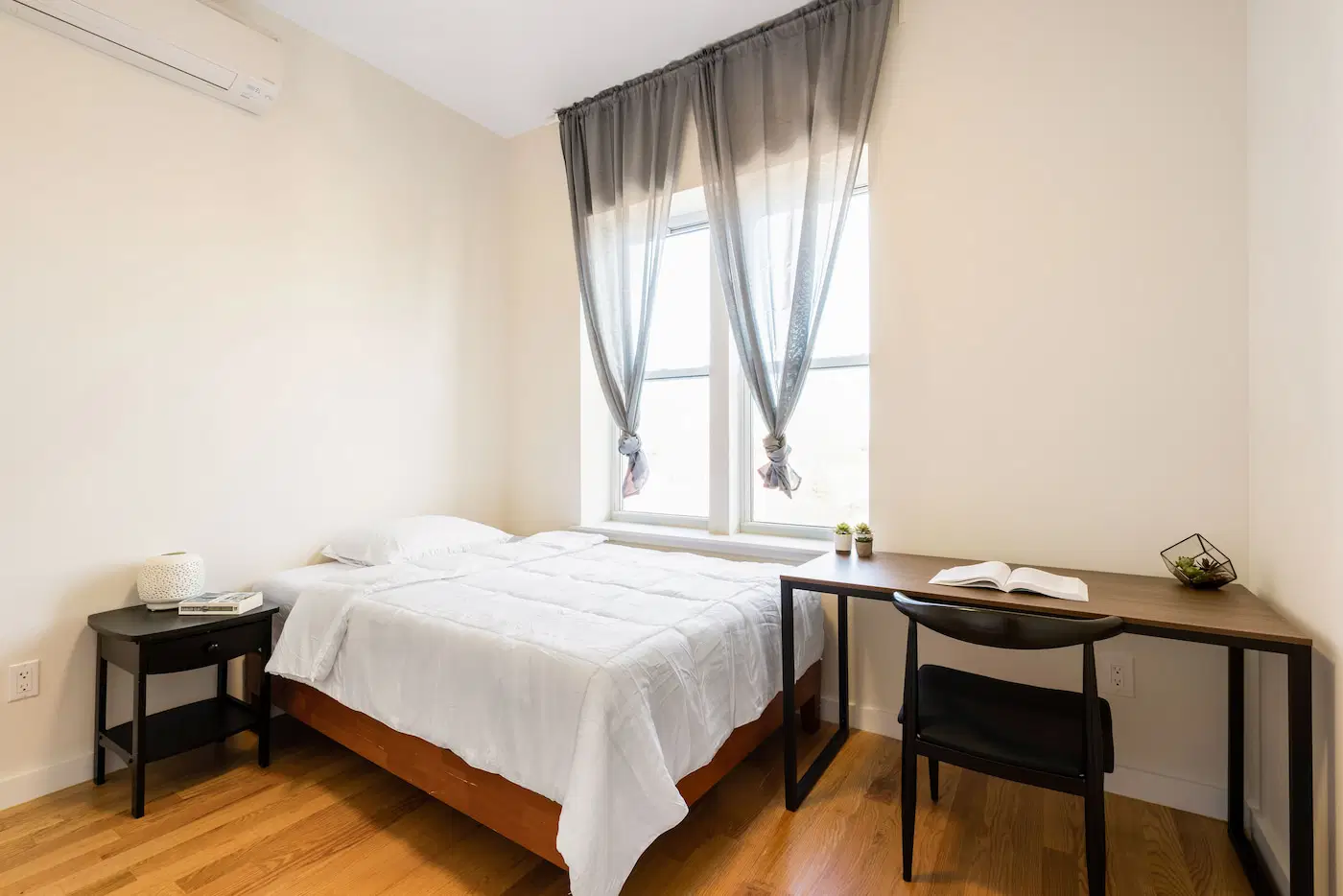 The Lewis House, New York – Standard Large Room