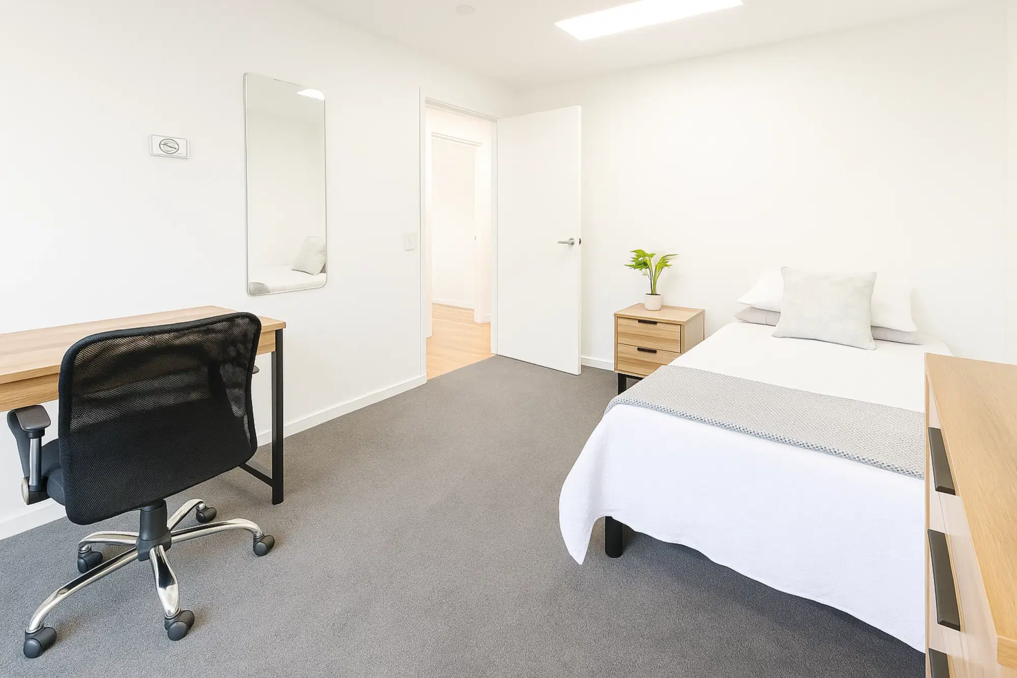 Insulr Glebe High, Sydney – Room 4 - Large Single Room