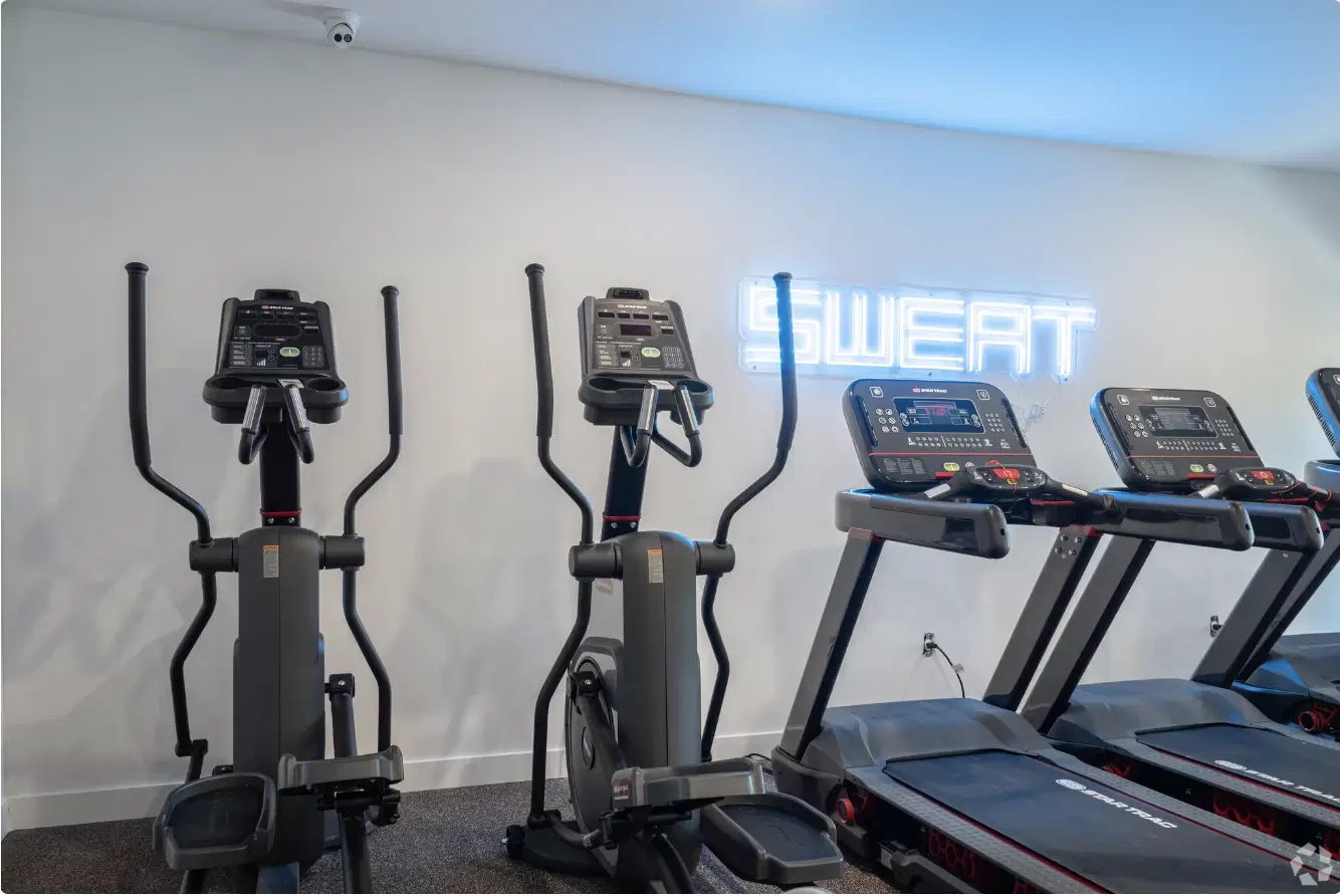 Global, Houston – Amenities