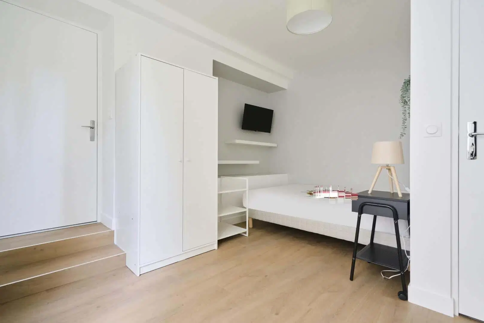 Rue d'Estienne d'Orves, Paris – Room 3
