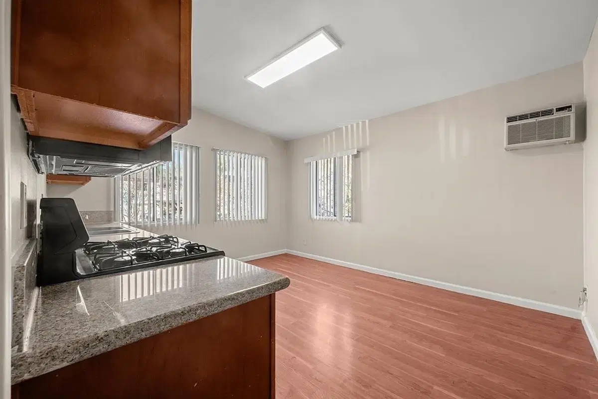 2356 Portland St, Los Angeles – Kitchen