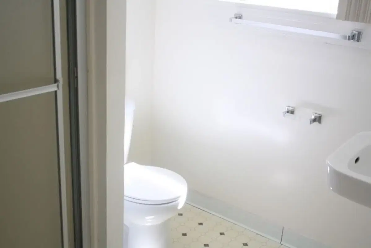 2646 Menlo Ave, Los Angeles – Bathroom