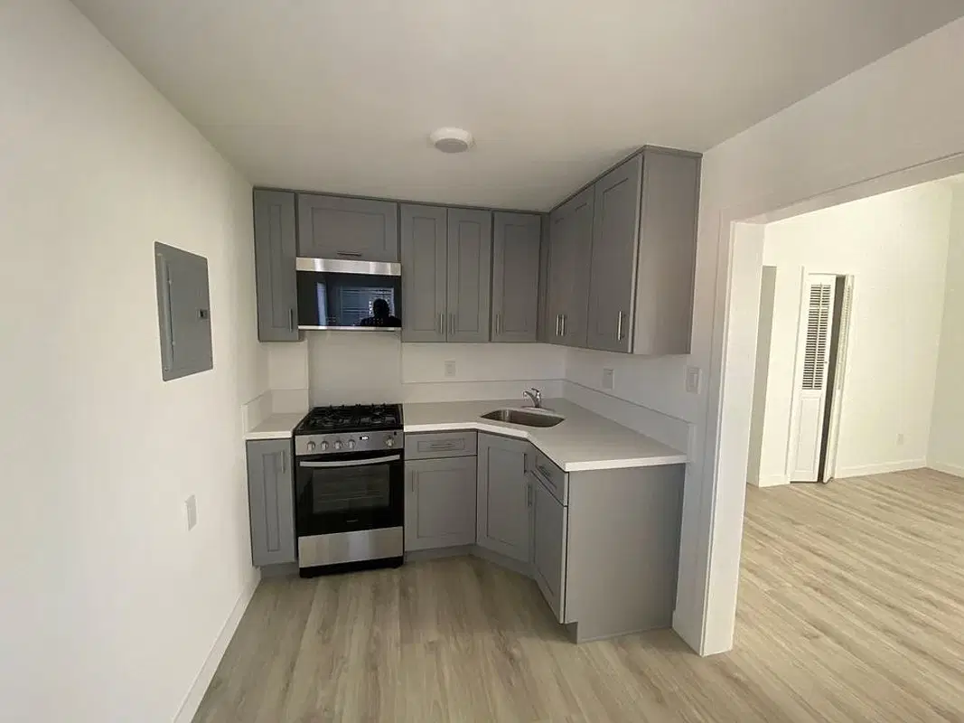 2639 Monmouth Ave, Los Angeles – Kitchen