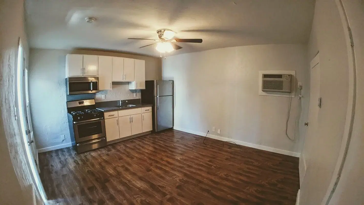 2639 Monmouth Ave, Los Angeles – Kitchen