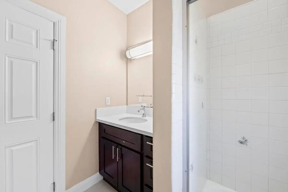 2660 Orchard Ave, Los Angeles – Bathroom