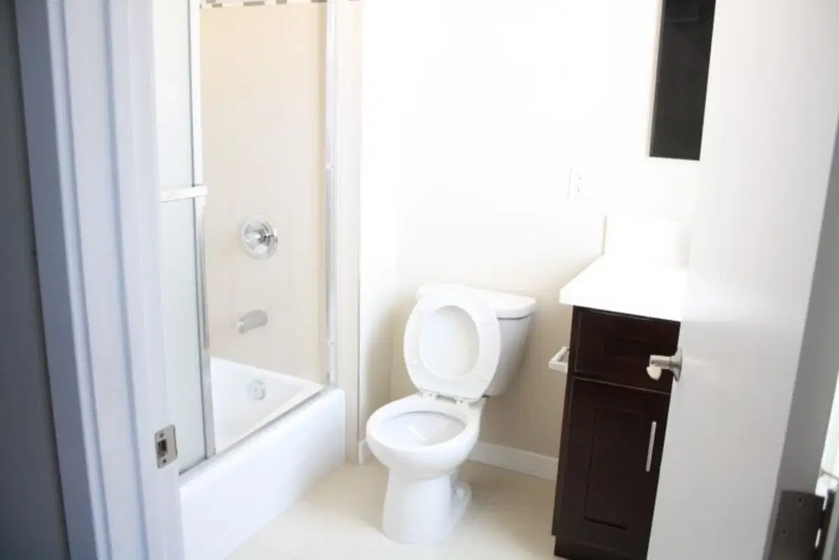 2833 Menlo Ave, Los Angeles – Bathroom