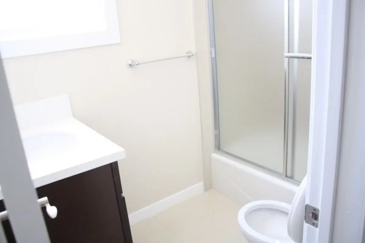 2833 Menlo Ave, Los Angeles – Bathroom