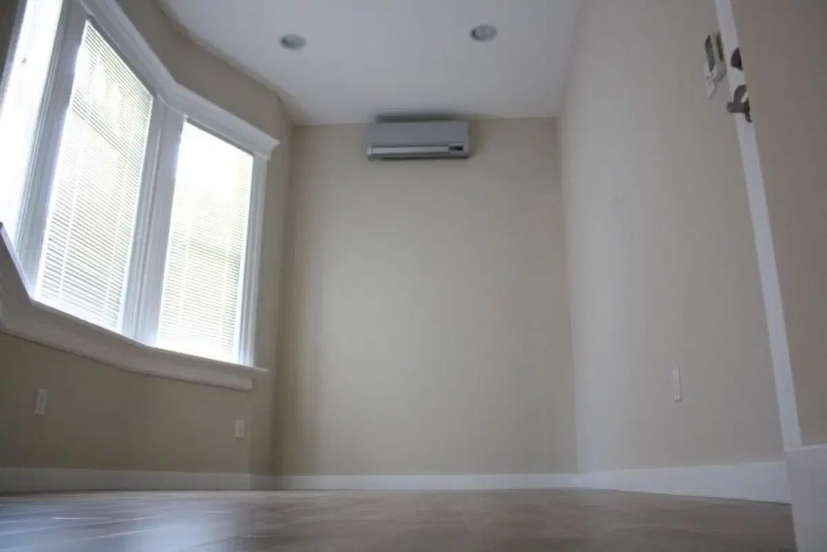 2833 Menlo Ave, Los Angeles – Room
