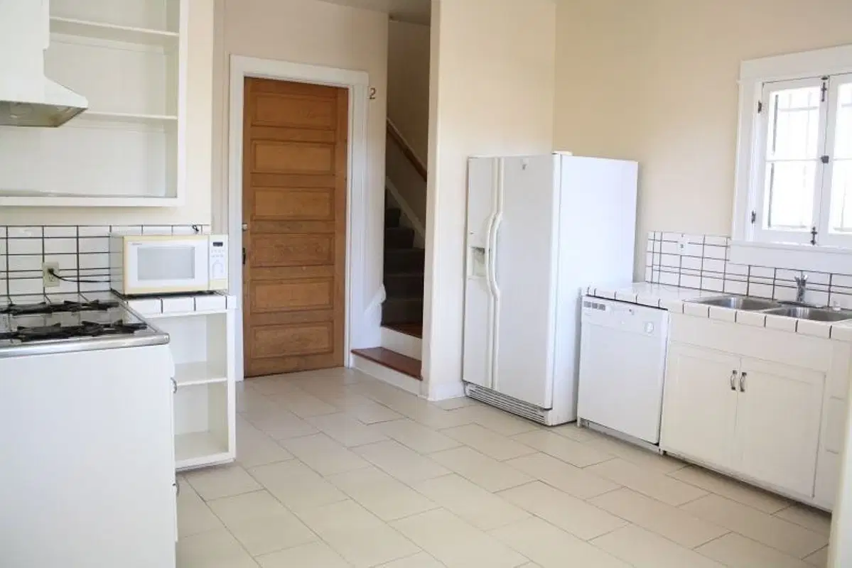 956 W 23rd St, Los Angeles – Kitchen