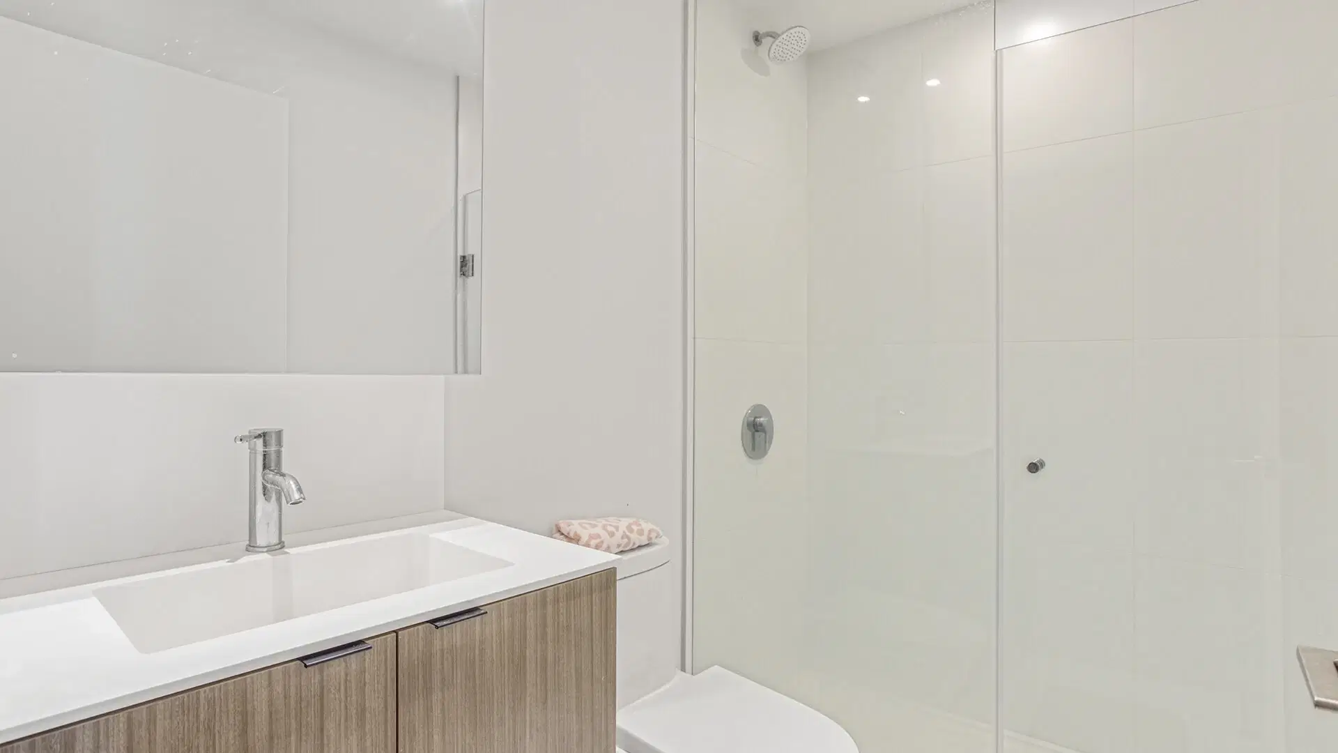 The Series Parq On Portland, Los Angeles – Bathroom