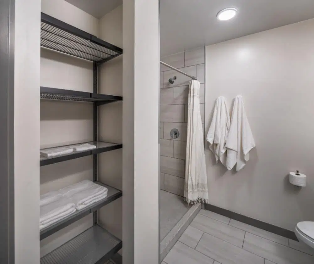 The Henry, Tampa – Bathroom