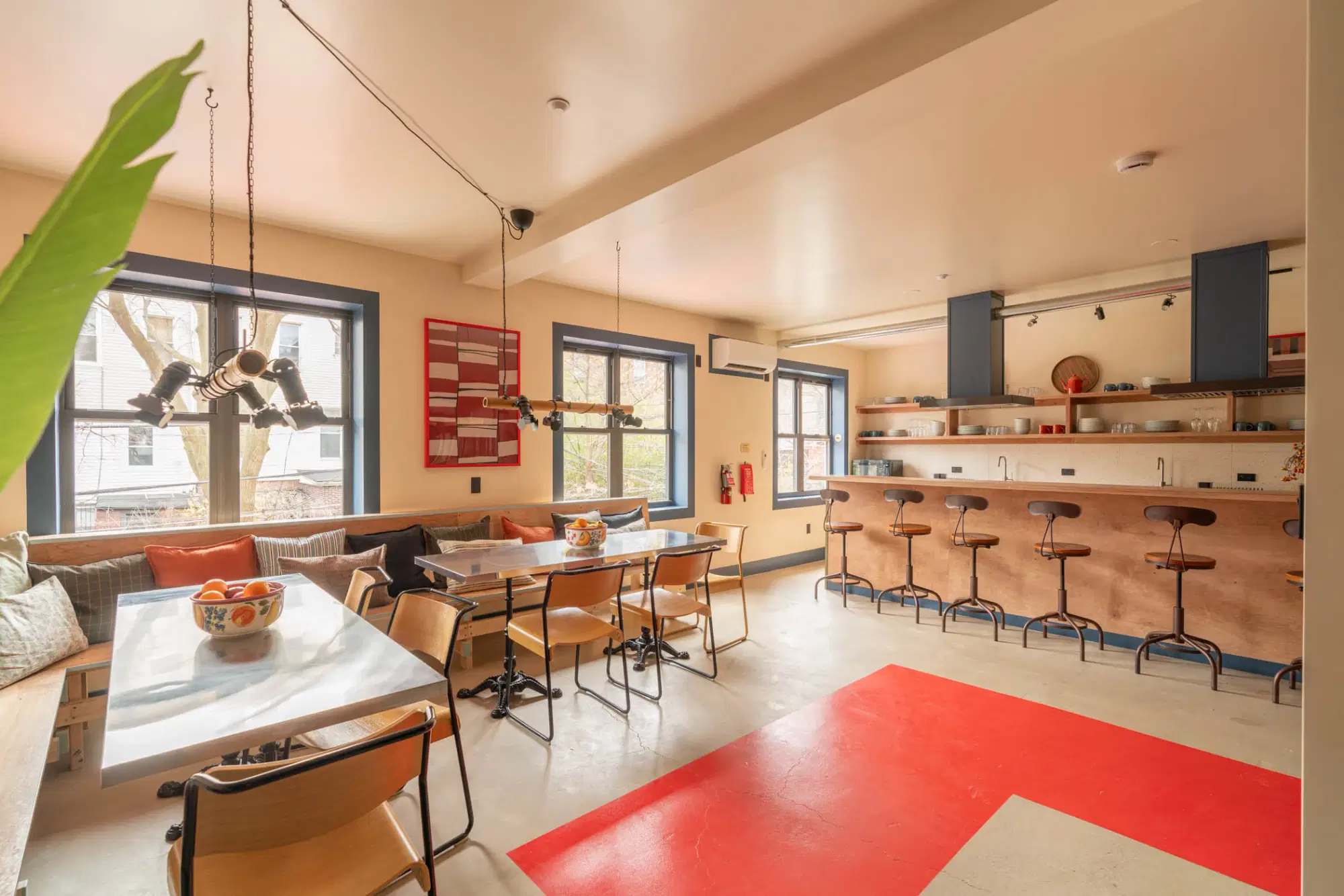 Crown 1362, New York – Amenities