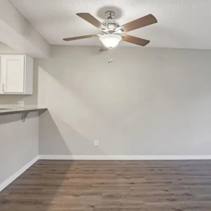 Ellington Apartments, Davis – Room